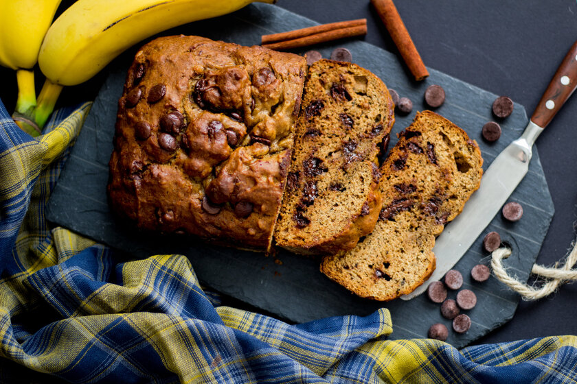 Receita de bolo de banana pedaços de chocolate é deliciosa veja o