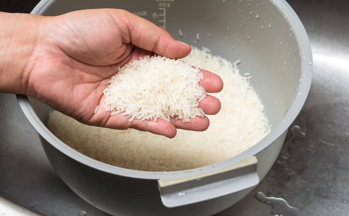 Arroz cremoso amêndoas nozes e passas é perfeito para o Natal