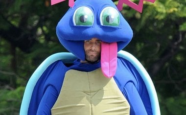 Adam Levine grava clipe vestido de Pokémon 