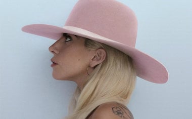 Lady Gaga divulga capa, nome e data de lançamento de seu novo álbum