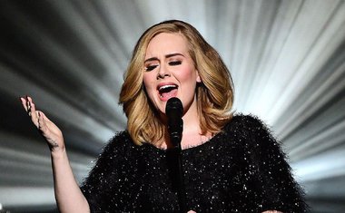 Adele dedica show a Brad Pitt e Angelina Jolie: "É o fim de uma era"