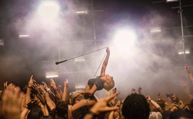 Lady Gaga está toda rockstar no clipe de "Perfect Illusion"; assista!