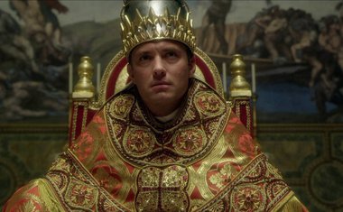 Jude Law é um papa revolucionário no novo teaser de "The Young Pope"