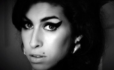 Fundação Amy Winehouse abre competição de covers para arrecadar fundos