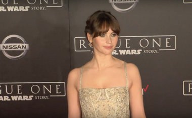 Felicity Jones brilha no tapete vermelho de “Rogue One: Uma História Star Wars”