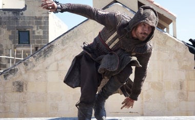 Assassin’s Creed: adaptação do game para as telas investe em coreografias e parkour, mas se perde na própria trama