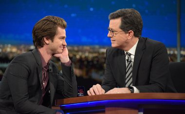 Andrew Garfield fala sobre selinho em Ryan Reynolds no Globo de Ouro - e repete a dose em apresentador! 