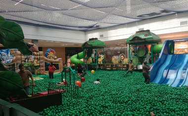 Shopping em SP traz piscina de bolinhas gigante para divertir adultos e crianças