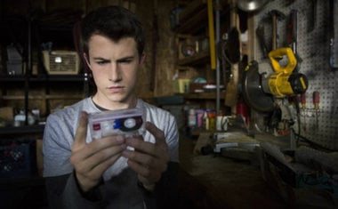 "13 Reasons Why", série da Netflix produzida por Selena Gomez, ganha novas imagens; confira