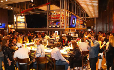 TGI Fridays oferece happy hour com desconto durante a semana