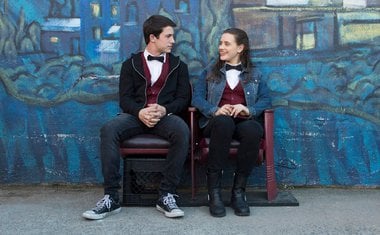 Atores de "13 Reasons Why" falam sobre bullying em novo vídeo da Netflix 