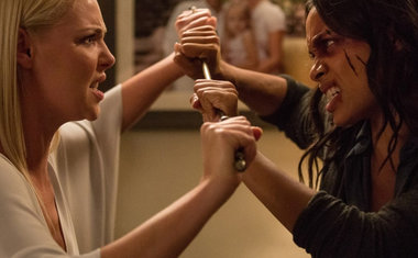 “Paixão Obsessiva”: suspense trash traz Katherine Heigl e Rosario Dawson como rivais