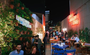 Vila Madalena ganha praça gastronômica a céu aberto com bons drinks e ambiente descontraído