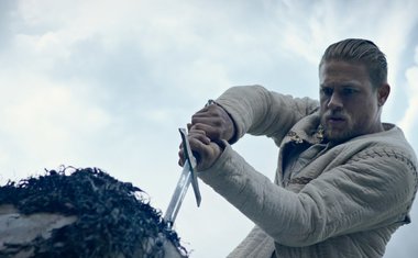 Em entrevista, Charlie Hunnam responde a críticas negativas de “Rei Arthur” 