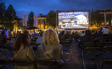 É hoje! Cine na Praça exibe filme do Oscar com entrada e pipoca grátis