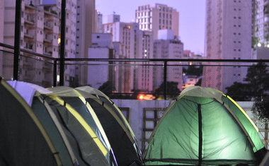 Camping urbano: hostel em SP oferece experiência de acampar em rooftop sem passar perrengues