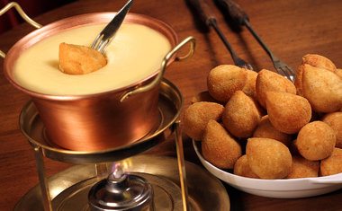 Queremos! Fondue de coxinha com catupiry é novidade de restaurante em São Paulo