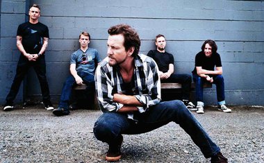 Pearl Jam deve ser headliner do Lollpalooza 2018, afirma jornal