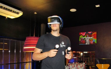 Lanchonete na Vila Mariana ganha espaço com games de realidade virtual para divertir clientes