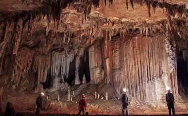 12 viagens para explorar cavernas e cachoeiras sem sair do Brasil