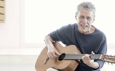 Chico Buarque volta aos palcos com shows ainda este ano; saiba mais!