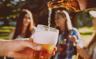 9 cervejas artesanais com aromas refrescantes para experimentar neste verão