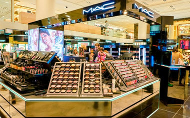 De outlet a batom “de graça”: descubra 5 segredos da MAC Cosmetics 