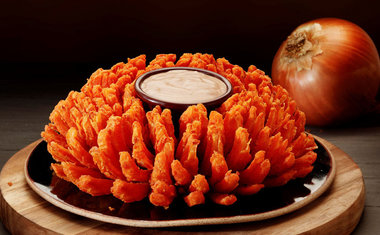 Outback lança nova versão da cebola Bloomin' Onion com sabores defumados; saiba mais!