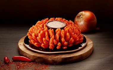 Outback anuncia nova versão da famosa cebola empanada Bloomin' Onion