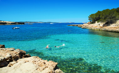 Conheça Ibiza, ilha paradisíaca e badalada na Espanha 