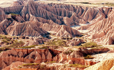 Dunas, vulcões e flamingos: 11 desertos deslumbrantes ao redor do mundo para se aventurar