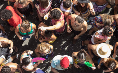 Só alegria! Festas de rua e shows marcam a segunda-feira de Carnaval em Recife