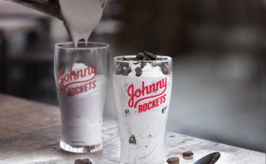 Johnny Rockets lança Milk Shake de Oreo nas versões tradicional e vegana; saiba mais!