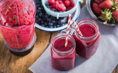 6 drinks alcoólicos feitos com açaí que vão te refrescar nos dias mais quentes de verão