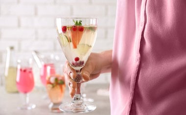 10 drinks feitos com vinho branco para se refrescar nos dias quentes do verão