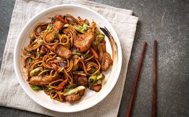 Aprenda a preparar um delicioso yakisoba em casa