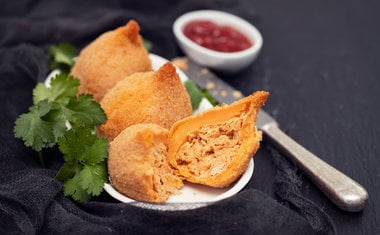 De frango, jaca e até brigadeiro: 10 receitas de coxinha para fazer em casa