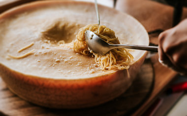 Onde comer o incrível macarrão dentro do queijo parmesão em São Paulo