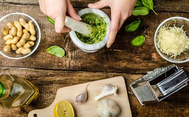 Aprenda a fazer molho pesto caseiro