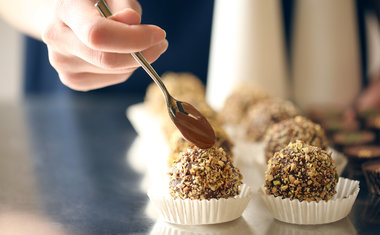 Aprenda a fazer farofa doce de castanha de caju para usar em suas sobremesas