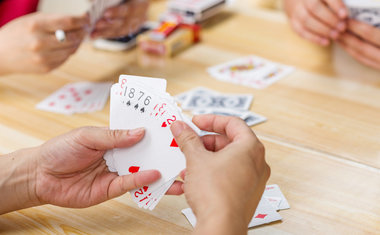 Como jogar paciência com cartas de verdade?