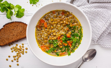 Sopa de lentilha é opção para os dias frios; veja receita!