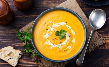 Sopa de cenoura com gengibre é perfeita para os dias frios do inverno; veja a receita 