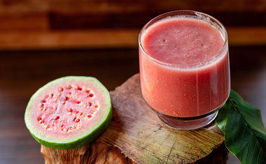 Aprenda a fazer lassi de goiaba, bebida típica indiana