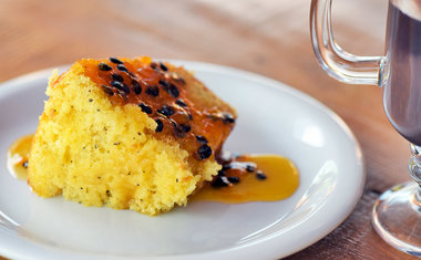 Bolo de maracujá com calda da casca da fruta é simples de fazer; veja a receita!