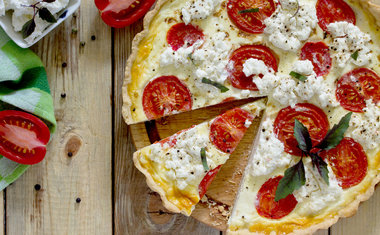 Receita: aprenda a fazer torta de queijo com tomates e ervas