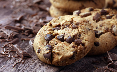 Receita: aprenda a fazer cookies com gotas de chocolate 