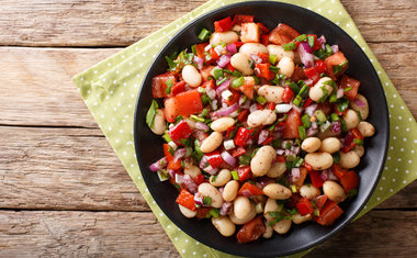 Receita: aprenda a fazer uma deliciosa salada de feijão