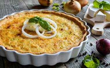 Quiche de cebolas caramelizadas vai te surpreender pelo sabor; veja a receita!