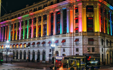 Shopping Light ilumina a fachada com as cores da bandeira LGBTQIA+ nesta quinta-feira (5); saiba mais!